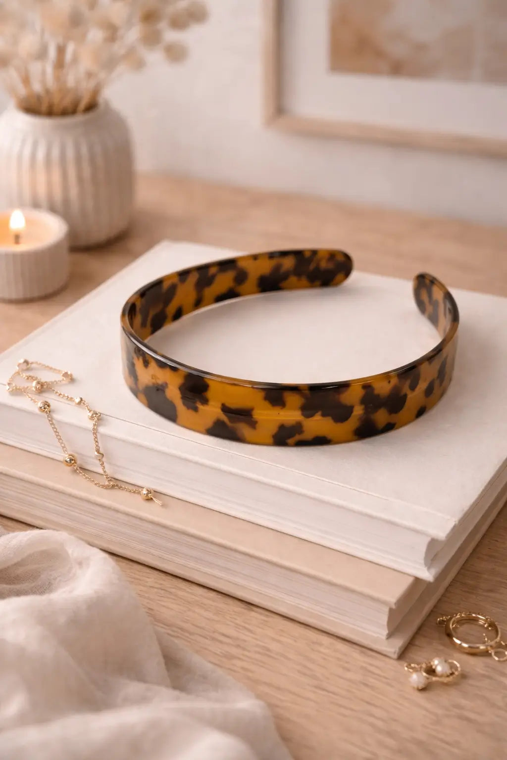 Wide Tortoise Shell Headband 
A classic tortoiseshell headband designed for effortless everyday styling glossy, timeless, and universally flattering.
